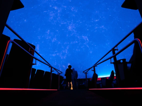 Couple-entering-Flandrau-planetarium