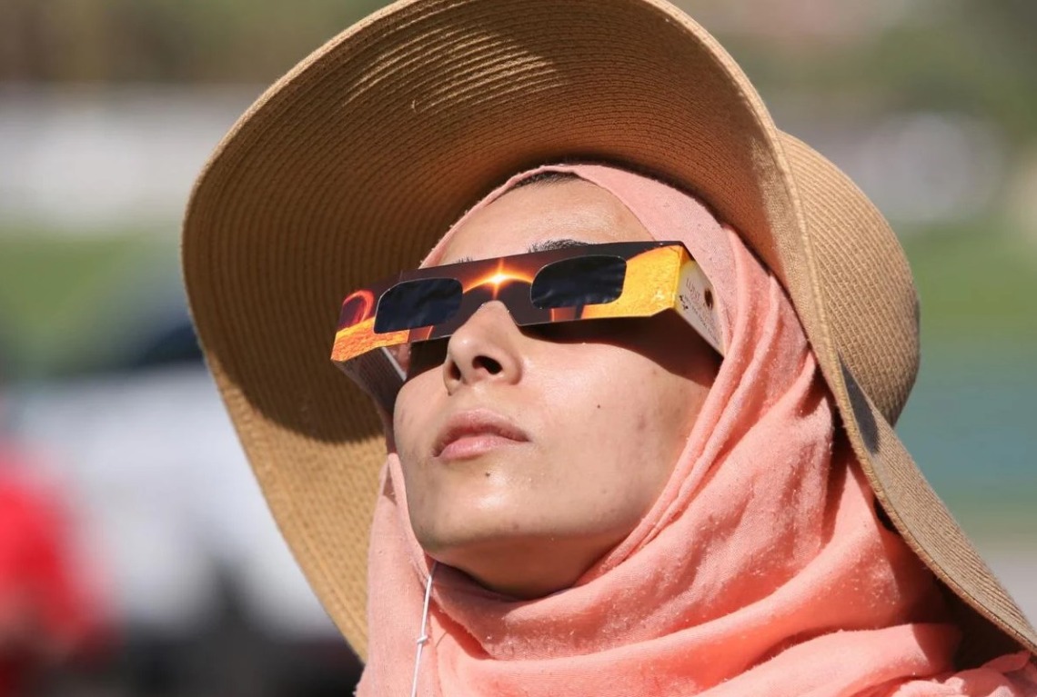 Solar Eclipse spectator outside Flandrau. Gredit Rick Wiley Arizona Daily Star